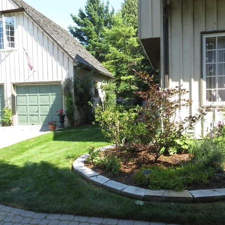 Cedar Gables Bed & Breakfast ナイアガラオンザレイク エクステリア 写真